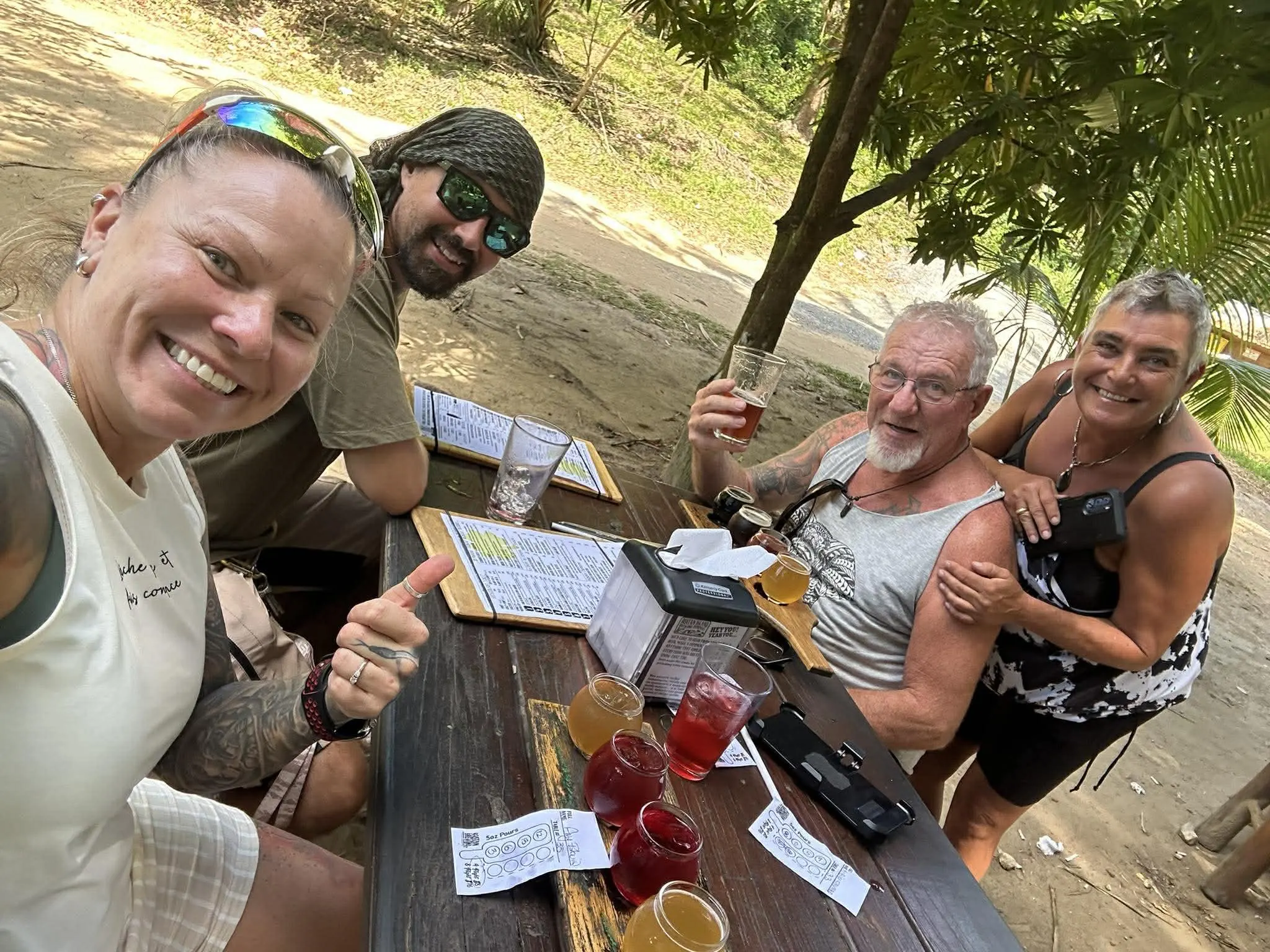 Détente avec une bière fraîche au bord de l’eau à Roatan