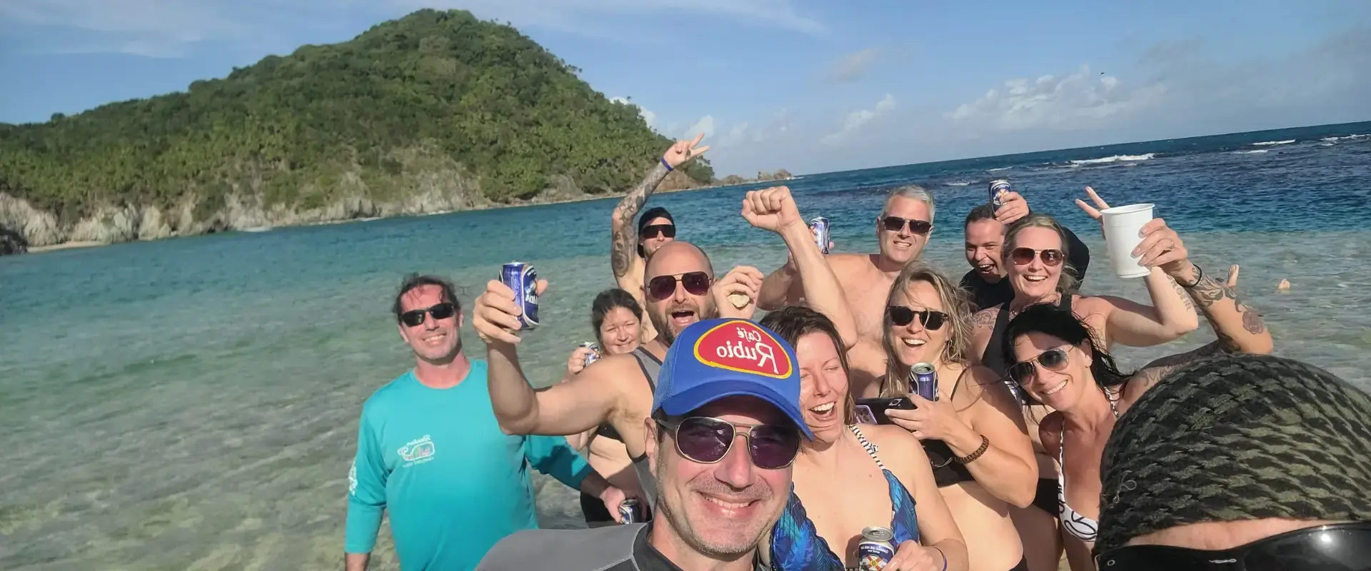 Famille québécoise heureuse en excursion privée à Roatan _ loin des tout inclus à rabais