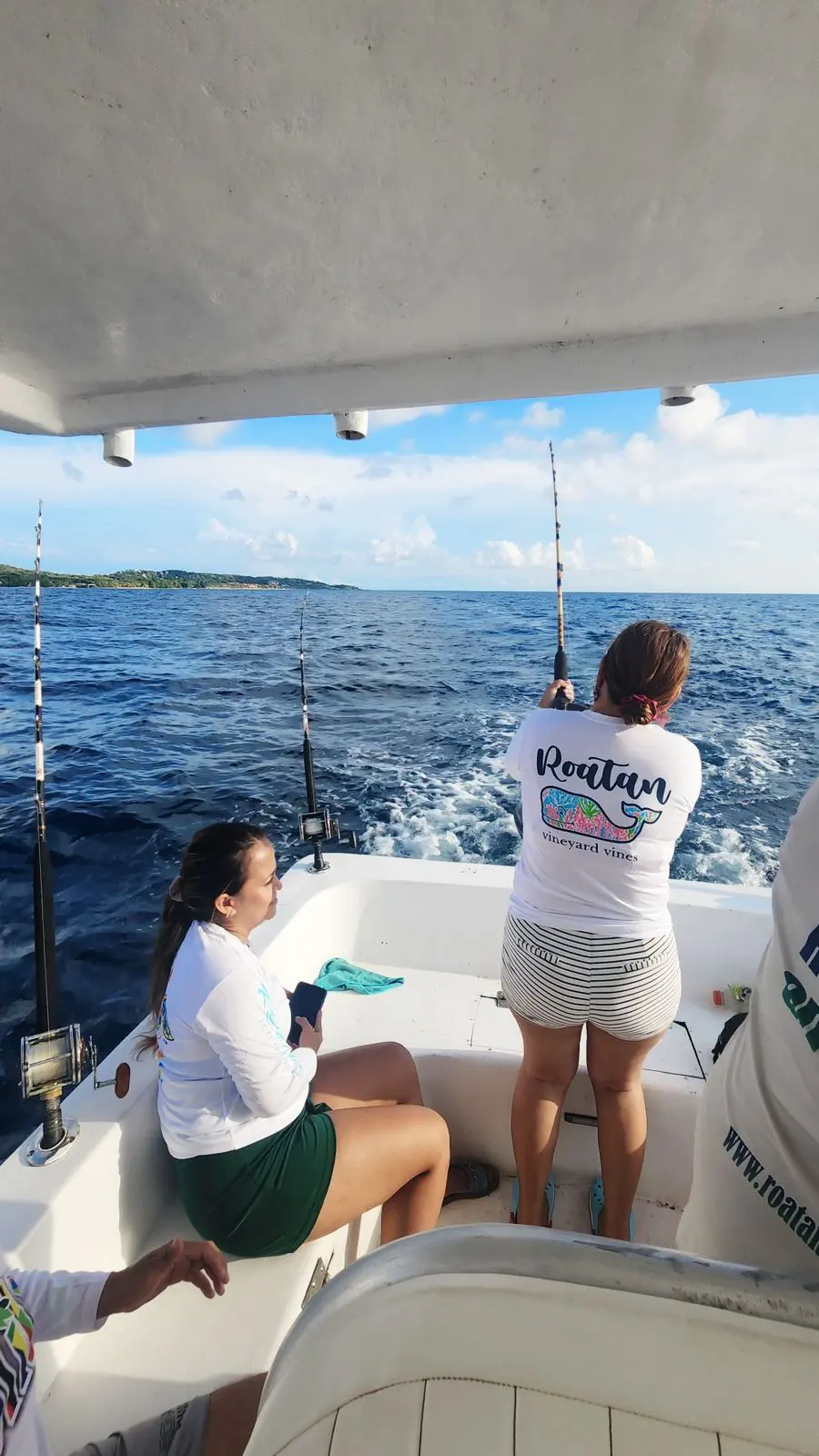 Des femmes qui peche en bateau - Women boat fishing