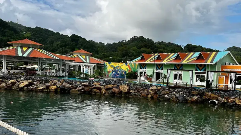 Une vue depuis la passerelle du navire de croisière Town Center, port de Roatán