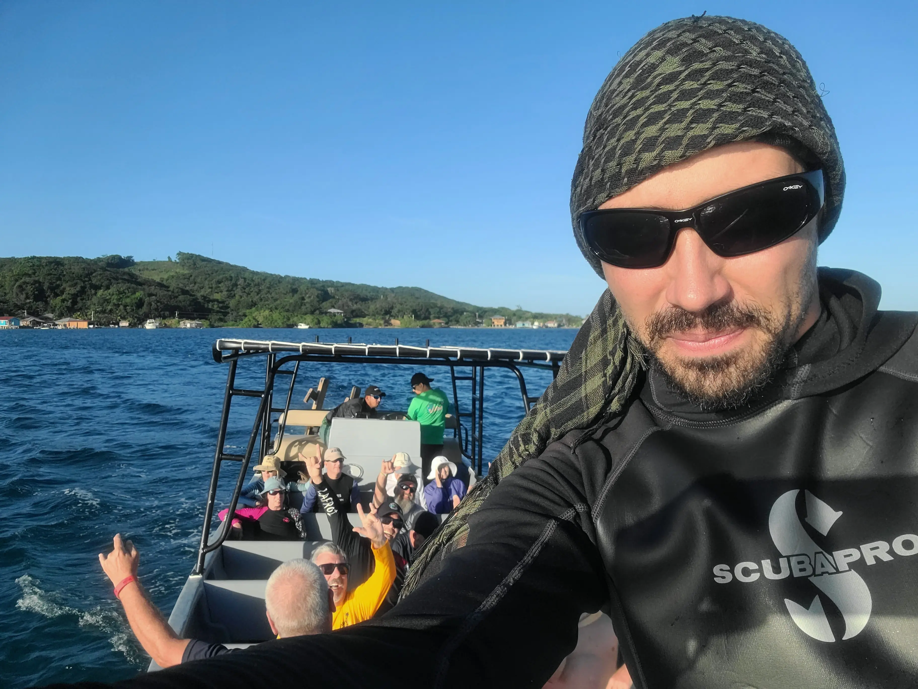 Patrice Roatan Québécois un Selfy avec un bateau plein de voyageurs très heureux