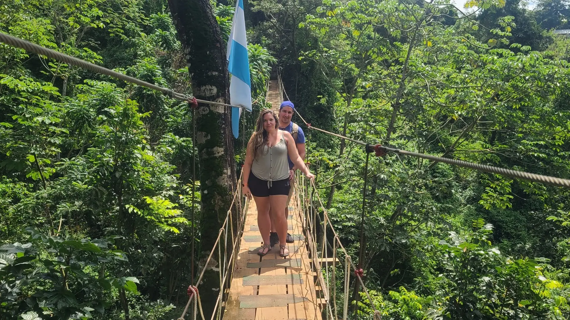 Un couple sur e pont suspendu de Mayan Eden