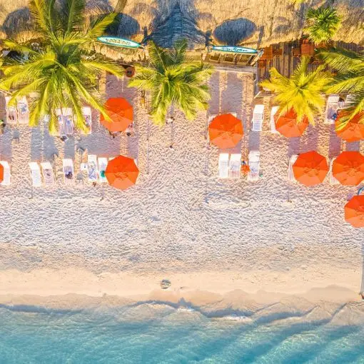 Une vue aérienne de la plage du Paradise Beach Hotel