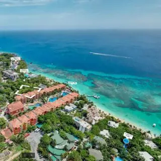 Vue de la plage de West Bay Paradise Beach Hotel et Infinity Bay