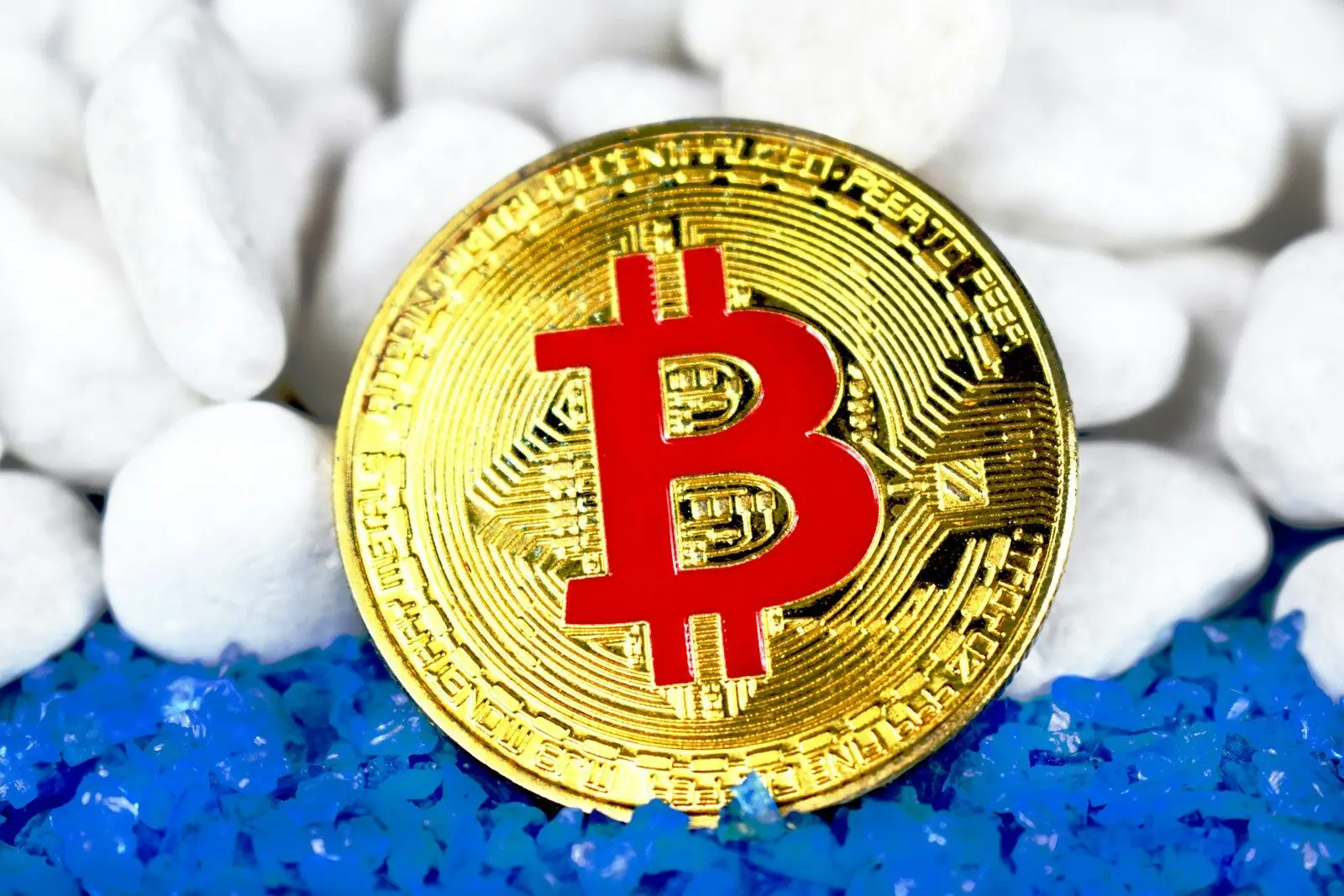 pièce de Bitcoin dorée et rouge