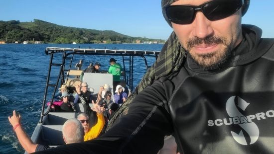 Roatan Day Tours - Private Custom Adventures = Epic Memories 3 Patrice Roatan Québécois un Selfy avec un bateau plein de voyageurs très heureux