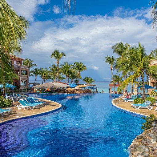 Voyage Organise 7 Une vue aérienne de la piscine et de la plage du Infinity Bay Spa and Beach Resort